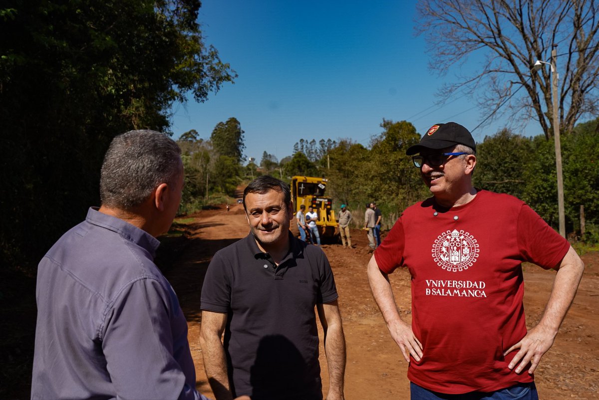 Felicitaciones al equipo de <a href="/VialidadMnes/">Vialidad de Misiones</a> por la tarea junto a cada municipio, y gracias al querido amigo Omar Wdowin intendente de 25 de Mayo, por el cálido recibimiento.👏🏻