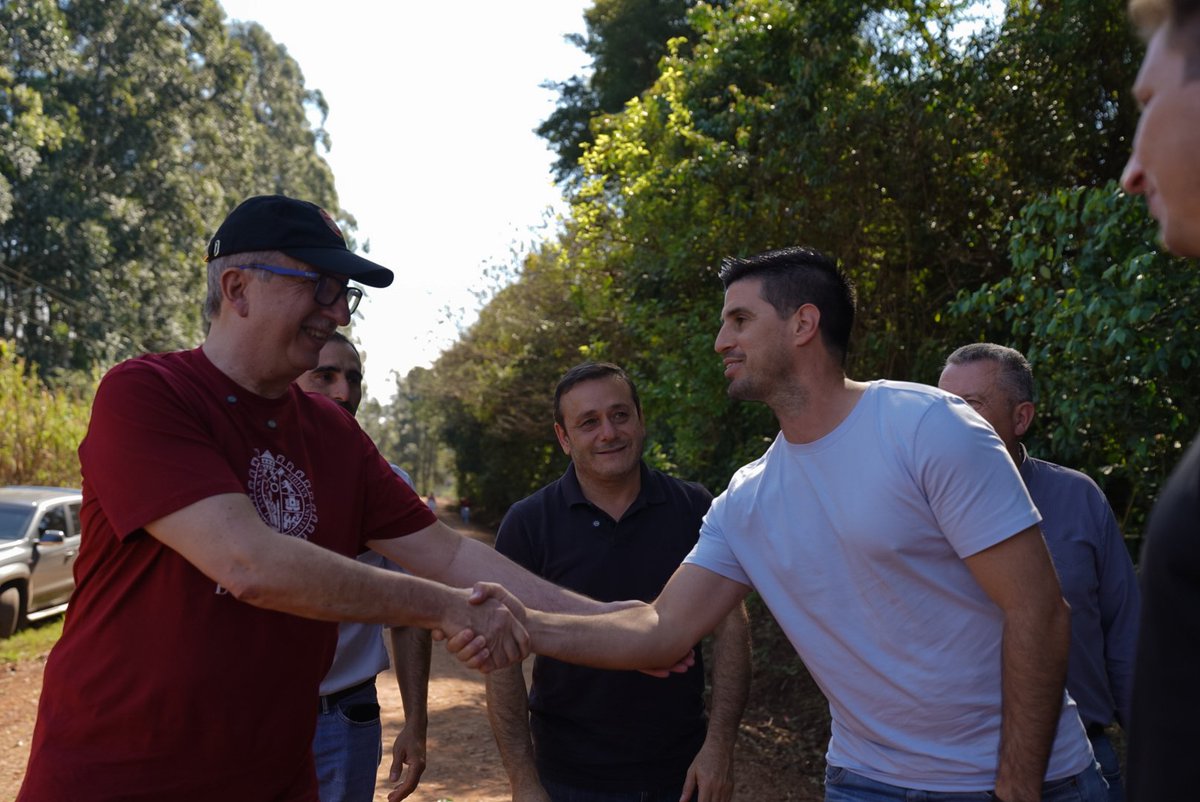 Estas mejoras son posibles porque en Misiones tenemos una visión propia, la de cuidarnos entre nosotros y hacer lo que corresponde para que nuestra gente pueda producir y generar trabajo. 💯

Cada camino vecinal es tan importante como una ruta nacional. Por eso invertimos en