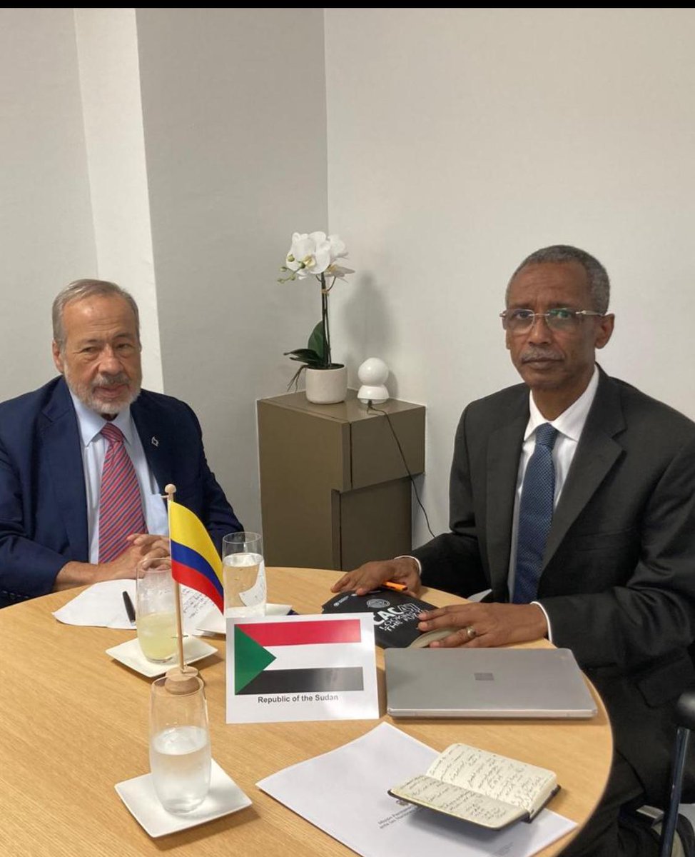 MofaSudan's tweet photo. جمهورية السودان
وزارة الخارجية والتعاون الدولي
مكتب الناطق الرسمي وإدارة الإعلام
خبر   صحفي

في إطار تحركات وزارة الخارجية والتعاون الدولي بشأن مشاركة مرتزقة من كولومبيا ضمن صفوف المليشيا المتمردة وتورطهم في مهاجمة وحصار مدينة الفاشر، قدم السيد المندوب الدائم للسودان بجنيف، السفير حسن حامد، يوم الخميس ٢١ أغسطس ٢٠٢٥م، تنويراً مصحوباً بعروض فيديو لنظيره السيد السفير غوستافو قالون، المندوب الدائم لكولومبيا، بمقر البعثة الدائمة الكولومبية بجنيف، بحضور مسؤولي الملفات بالبعثتين.
 
استعرض السيد المندوب الدائم السفير حسن حامد مراحل انخراط المرتزقة الكولومبيين في صفوف المليشيا المتمردة بعد استقدامهم وتجنيدهم بواسطة دولة الإمارات عن طريق شركات ناشطة في هذا المجال، وتم تخصيص جزء كبير من الاجتماع لعروض نماذج لفديوهات توثق تورط هؤلاء المرتزقة خاصة خلال الهجمات الثلاثة الأخيرة على مدينة الفاشر (الهجوم ٢٢٨، ٢٢٩، ٢٣٠)، كما تم عرض فديو الرسالة التي وجهها معالي رئيس الوزراء البروفيسور كامل إدريس لحكومة كولومبيا وشعبها بهذا الخصوص.
 
أعرب السيد المندوب الدائم لكولومبيا عن الرفض وبالغ الحرج إزاء المأزق الذي تواجهه حكومة بلاده بشأن المرتزقة الذين يشكلون مصدر قلق وعدم استقرار حتى بالنسبة لكولومبيا، مبيناً أن معظم هؤلاء إما متفلتين أو مقاتلين سابقين في مجموعات مسلحة كانت تعمل ضد حكومة كولومبيا القائمة الآن، مشيراً إلى أن حكومة بلاده تشعر بالحرج حول هذه الظاهرة لكون أن هؤلاء المرتزقة ليسو تحت سيطرتها، واستعرض المندوب الكولومبي الخطوات التي قامت بها بلاده بما في ذلك الإجراءات التشريعية والقانونية والأمنية للتصدي لهذه الظاهرة.
 
في ختام الاجتماع، قام المندوب الدائم الكولومبي بتسليم مذكرة رسمية للسيد المندوب الدائم تؤكد أن كولومبيا تولي هذا الأمر أهمية قصوى وأنها كثفت من تحريك إجراءاتها على المستوى الوطني والدولي بما في ذلك مع الأمم المتحدة وأجهزتها المعنية من أجل التصدي لهذه الظاهرة، مشيراً في هذا السياق إلى أن سفارتهم في القاهرة تتابع هذا الموضوع عن كثب، ومؤكداً أهمية تعزيز التنسيق أكثر فأكثر وتبادل المعلومات بين بعثتي السودان وكولومبيا بجنيف.

صدر  في  يوم  الجمعة    الموافق  ٢٢    أغسطس ٢٠٢٥م

٢٥/٩٤