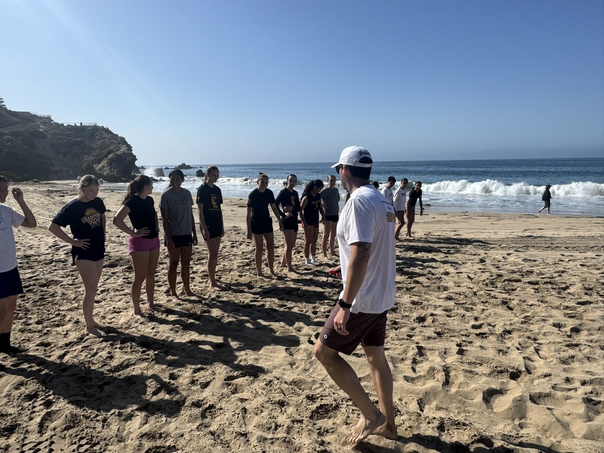 clhsgirlshoops's tweet photo. This is what we do when we have an online day at Crean… we get better, faster, stronger using our beautiful beaches 🏝️
More 🎥 to come from today…
Prov 3:5-6
#beachworkout #girlsbasketball #beready‼️ https://t.co/DXefrPkToU