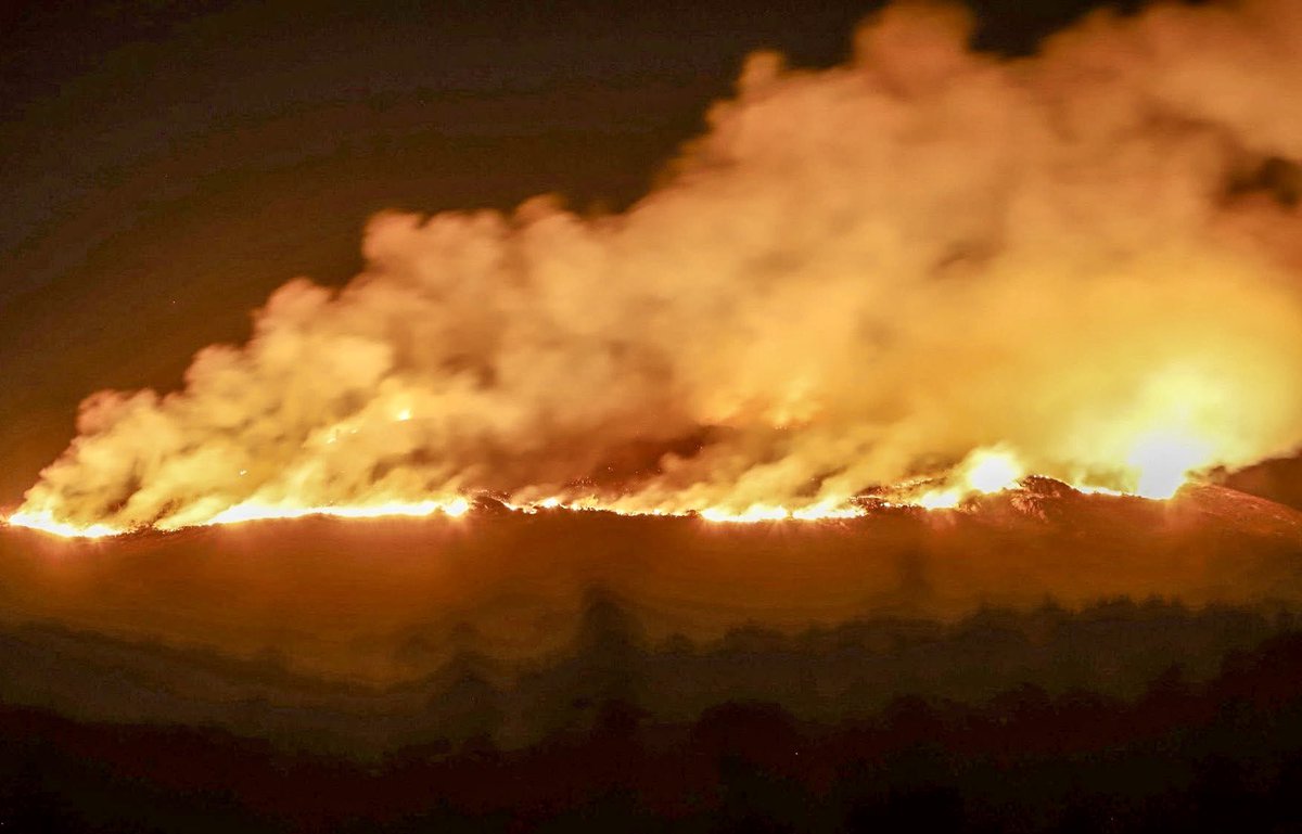 One of serval wildfires still burning tonight in Wales. These are the latest images from Anglesey. 🔥🏴󠁧󠁢󠁷󠁬󠁳󠁿🇬🇧