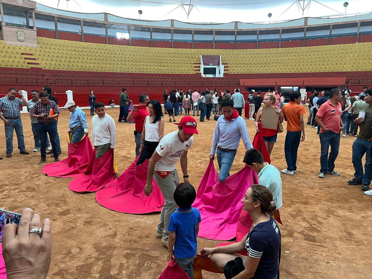 Gran éxito en la clase pública en el ruedo de la Moumental El Paseo en San Luis Potosí. 🐂🎉 

Jornada llena de tradición, aprendizaje y pasión que reunió a familias, aficionados y nuevas generaciones en torno al arte taurino. #MexicoEsTaurino #LaTauromaquiaUne