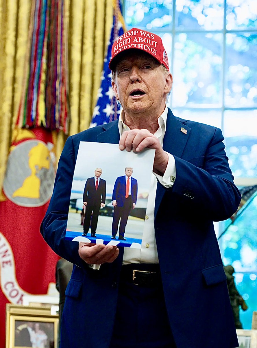 donelson52's tweet image. Trump proudly shows reporters his picture of two obscene mobsters 

#GOPtraitors #Trump #Trumphitler #Russia #Putin #Musk #Epstein #Mobsters  #Xi #Murdoch @GOP #Trump protects the #elites #Resist #BlueWave #VoteBlue #DemocracyMatters #TrumpIndicted #NeverTrump #GOPCorruption