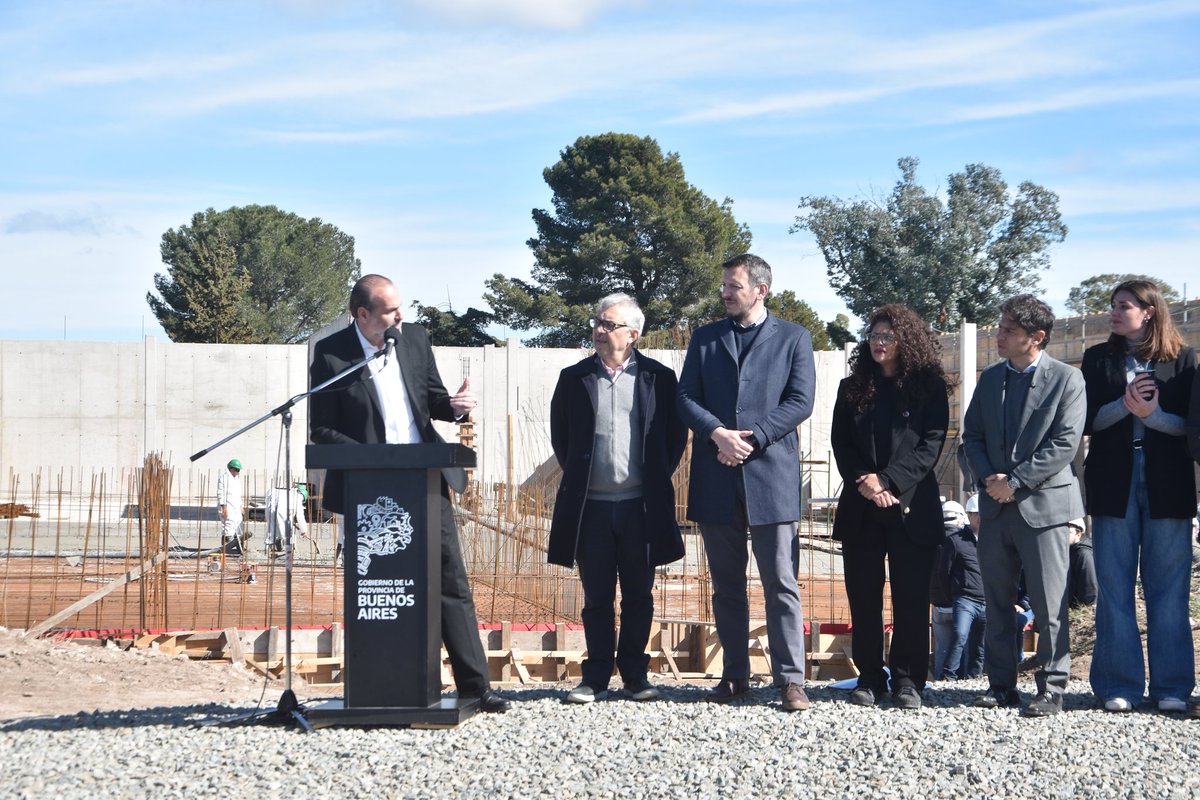 BRodriguez_IW's tweet photo. El gobernador @Kicillofok visitó Bahía y ahí estuvimos para acompañarlo 💙

Junto al intendente @fsusbielles recorrió obras que la PBA está impulsando para que la comunidad de todo nuestro distrito pueda recuperarse, salir adelante y vivir mejor. https://t.co/ycLeZTm0Vg
