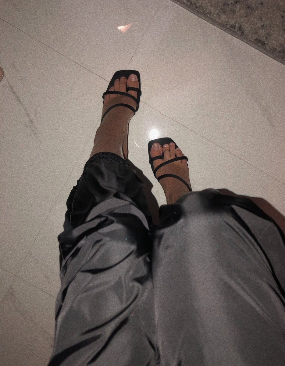 VedetteLumiere's tweet photo. Strutting into the weekend like these pants were made to blind you and these heels to ruin your life. 🔥
#OOTD #BadBitchEnergy #WeekendVibes #StyleWithAttitude #ShinyObsession
#feetfetısh
#feet https://t.co/A3qkGtXT29