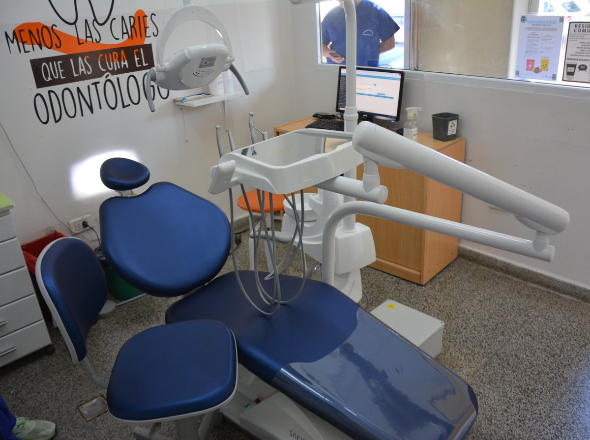 ZiliottoSergio's tweet photo. Seguimos fortaleciendo la red provincial de salud.
MÁS EQUIPAMIENTO ODONTOLÓGICO

Se trata de 12 nuevos sillones odontológicos, ergonómicos, modernos y de calidad, que fueron asignados estratégicamente para ampliar la cobertura en todo nuestro territorio.

Este equipamiento se complementa con las unidades móviles odontológicas que recorren las localidades, atienden a comunidades específicas y llegan hasta zonas donde el acceso es limitado.

Es nuestra manera de estar cerca de las familias, de los niños y niñas, y de brindar una atención de calidad. Es nuestra forma de #DefenderLaPampa, con un Estado presente y eficiente en toda la provincia.

+info 👉 https://t.co/sC1SzO1bDj