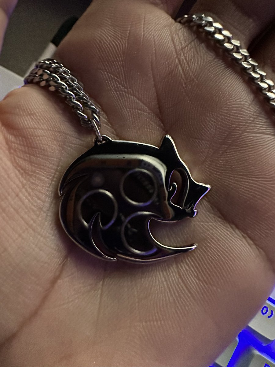 Ashinarii's tweet photo. ‼️GIVEAWAY ‼️

Giving away 1 of my Metallic Madness steel sonic necklaces!! 🪩🌟

To enter:
⏩ Follow @Ashinarii 
⏩ Follow @inariregalia 
♻️ RT this tweet!

Giveaway ends on 26/08 ‼️

Can't wait? Wanna buy one now? 
https://t.co/ngoUcn3QmV https://t.co/TpHw6VFZWd