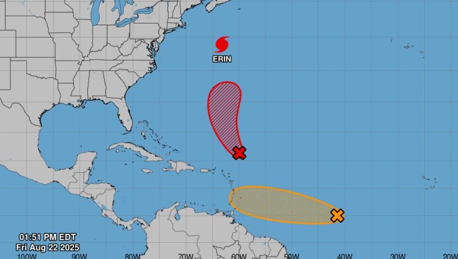 HispanoQ's tweet image. El Centro Nacional de Huracanes (NHC) emitió una alerta este viernes 22 de agosto, tras detectar dos sistemas con potencial ciclónico en el Atlántico, justo después del paso del #HuracánErin
quadratin.com/estados-unidos…