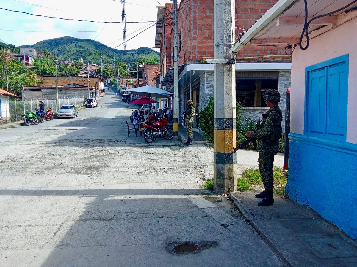 En el municipio de Ituango, #Antioquia, tropas del Batallón de Infantería N.º10 de la #CuartaBrigada intensifican su presencia institucional en la zona, con el fin de contribuir a la seguridad de la población civil, fortalecer el control territorial y prevenir acciones de los
