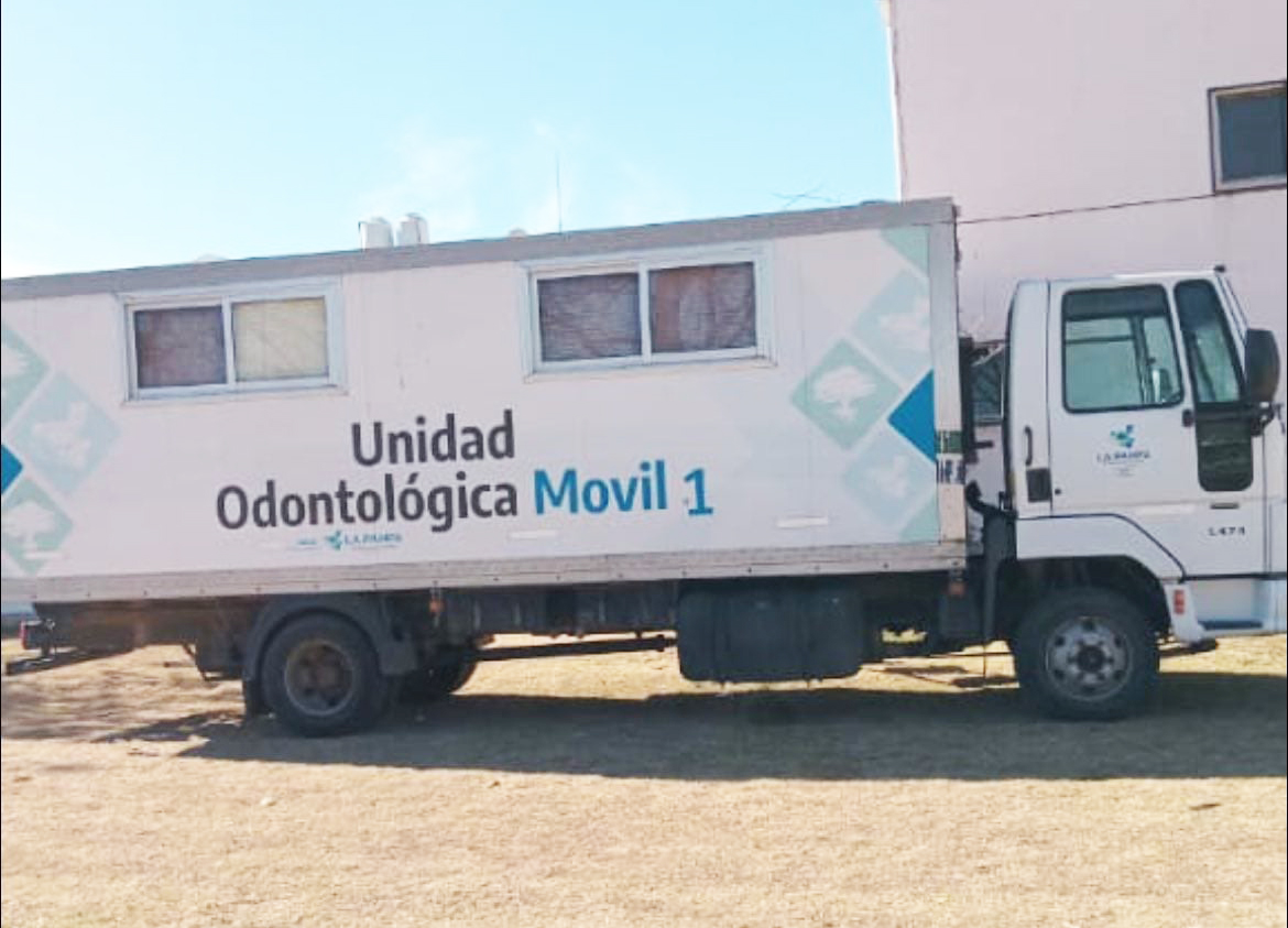 ZiliottoSergio's tweet photo. Seguimos fortaleciendo la red provincial de salud.
MÁS EQUIPAMIENTO ODONTOLÓGICO

Se trata de 12 nuevos sillones odontológicos, ergonómicos, modernos y de calidad, que fueron asignados estratégicamente para ampliar la cobertura en todo nuestro territorio.

Este equipamiento se complementa con las unidades móviles odontológicas que recorren las localidades, atienden a comunidades específicas y llegan hasta zonas donde el acceso es limitado.

Es nuestra manera de estar cerca de las familias, de los niños y niñas, y de brindar una atención de calidad. Es nuestra forma de #DefenderLaPampa, con un Estado presente y eficiente en toda la provincia.

+info 👉 https://t.co/sC1SzO1bDj