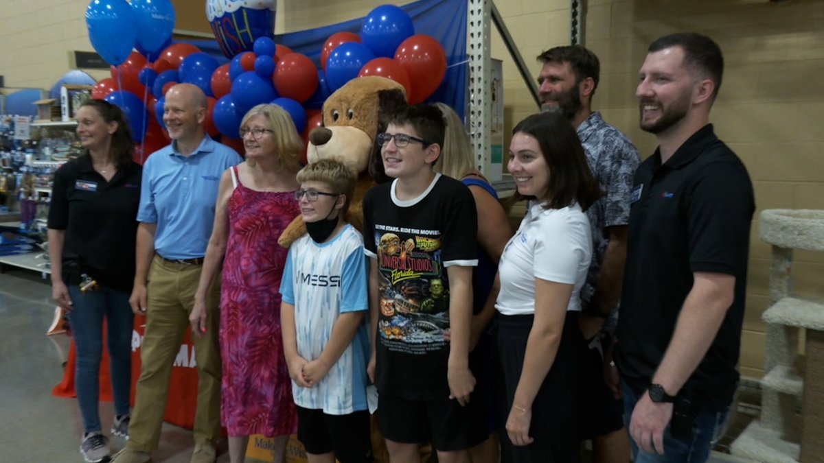 6News's tweet photo. A 10-year-old in Seymour's dream has come true after the Make-A-Wish Foundation granted his wish for a parrot.
 https://t.co/H3AqXC5MgG https://t.co/oCdPgBnETl