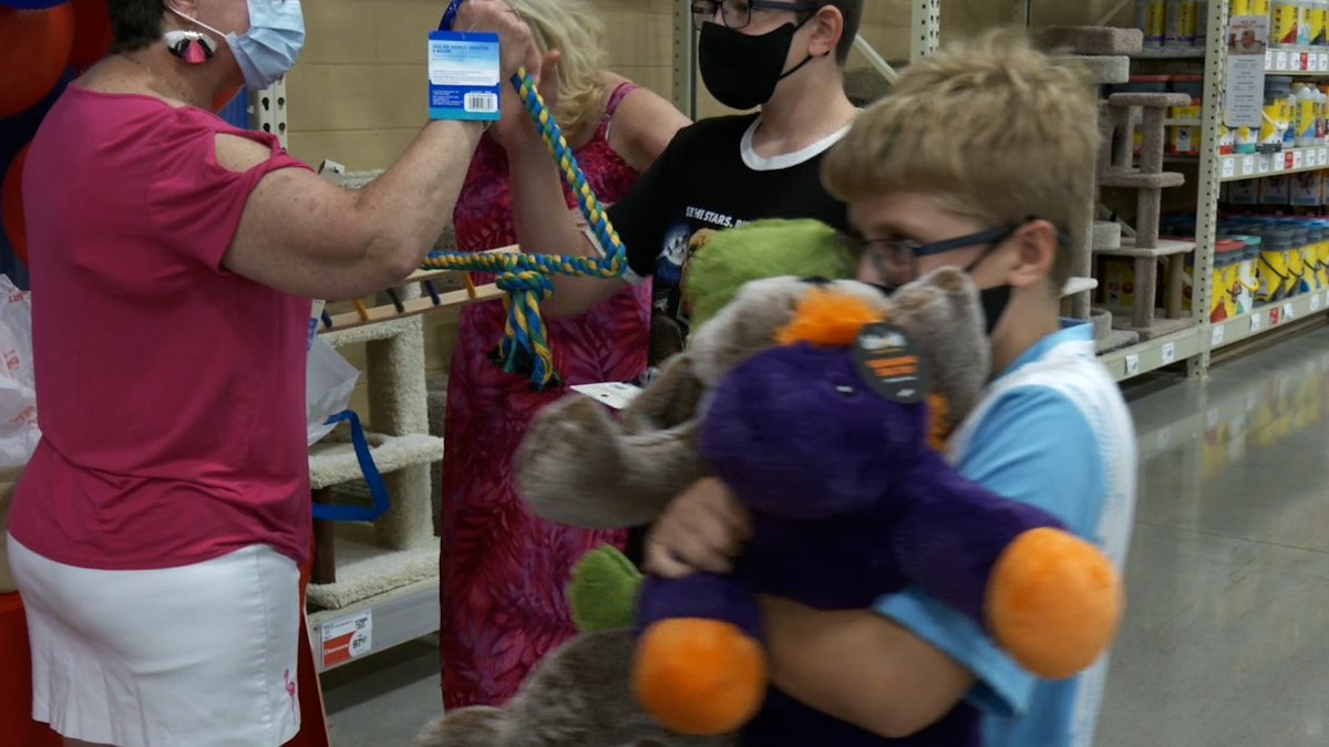 6News's tweet photo. A 10-year-old in Seymour's dream has come true after the Make-A-Wish Foundation granted his wish for a parrot.
 https://t.co/H3AqXC5MgG https://t.co/oCdPgBnETl
