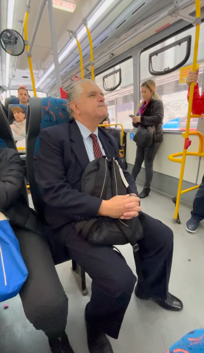 lariamus's tweet image. Mientras todos chorean, hay uno que nunca cambió. El gran Ricardo Hipólito López Murphy.