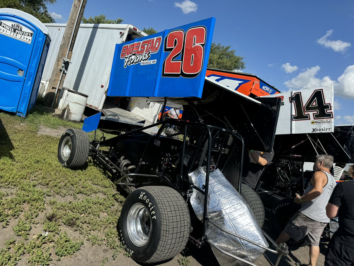 WorldofOutlaws's tweet photo. More @RiverCitiesND regulars in the pits!
#4 Colton Young (Devils Lake, ND)
#11M @BrendanM118 (Grand Forks, ND)
#26 Blake @Egeland26 (Climax, MN)
#41T Travis Strandell (East Grand Forks, MN) https://t.co/n3XjZaGYFq