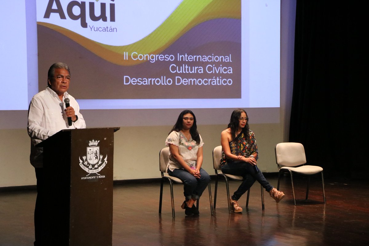 Ayer concluyó Aquí II Congreso Internacional Cultura Cívica Desarrollo Democrático, organizado por el <a href="/IDdeco_/">IDdeco</a>
En el evento estuvo presente como invitado, en representación del Consejero Pdte del #IEPAC, el Srio Ejecutivo Enrique Uc, personal del Instituto, y público en general