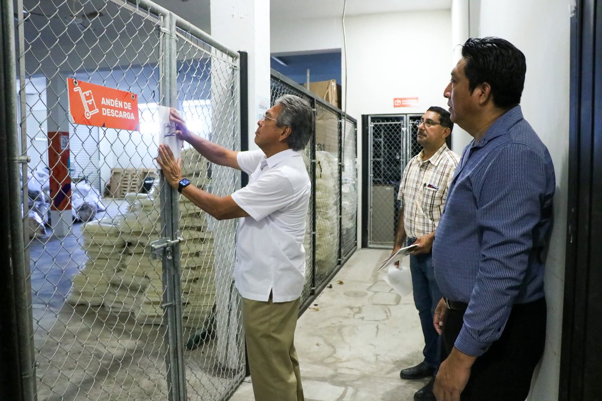 El Secretario Ejecutivo del #IEPAC, Enrique Uc, y el Consejero Electoral, Carlos Dzib, asistieron hoy al cedulado de la Bodega Electoral, previo al inicio de los trabajos de destrucción de boletas y documentación electoral
