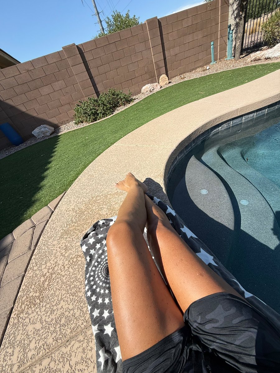 MrsRotnjetski's tweet photo. Spent the entire day helping every single elderly person in my life with their “If you have some spare time” lists.
Happy #FIAFriday, my kick ass friends!! Someone hand me a drink!! 🤪 https://t.co/OUvqMeQ6Ds