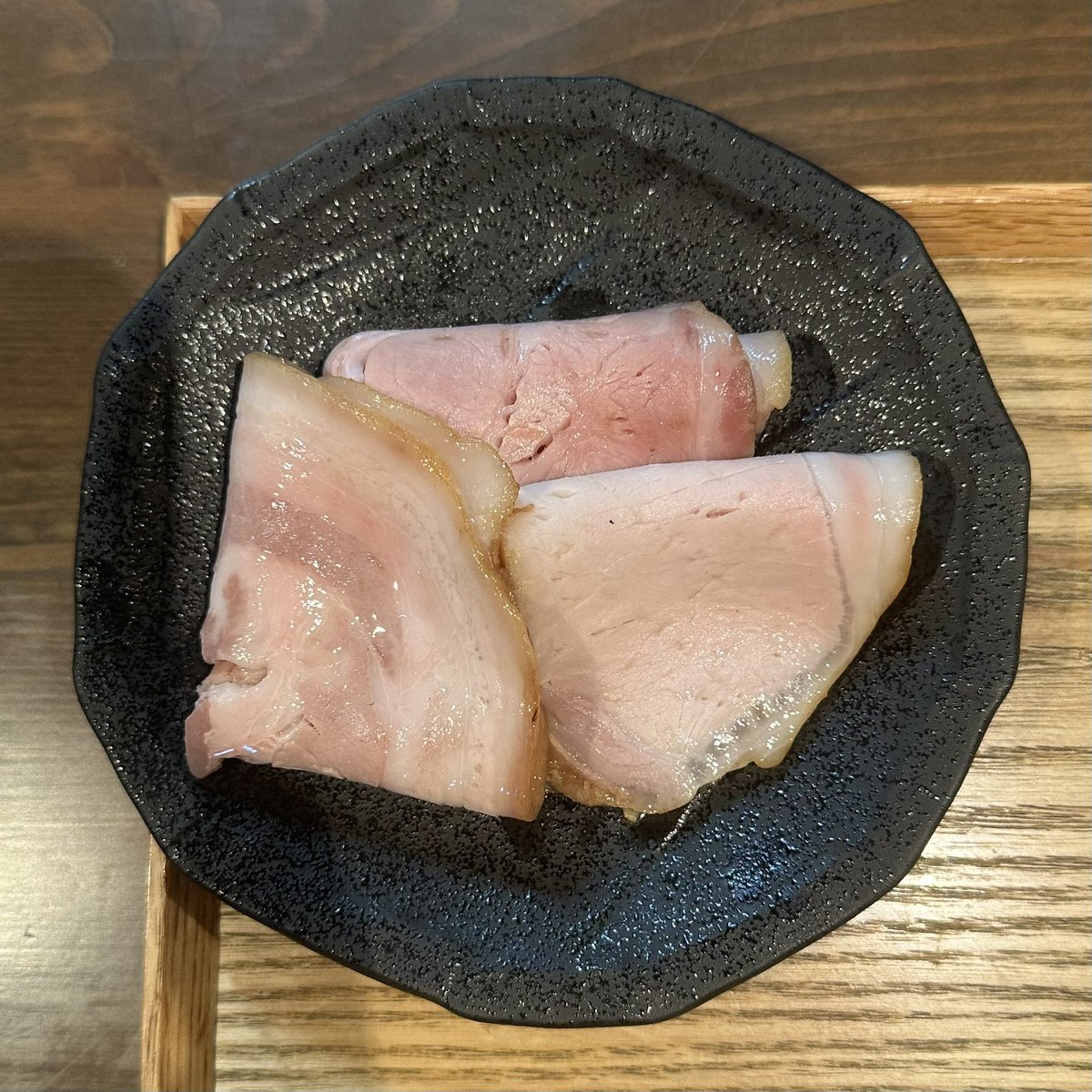 らぁ麺 紫陽花@中川区（8/16）

煮干しらぁ麺
TP：黒豚ちゃーしゅー

チュルツルモチモチ手揉み麺🍜
ピロピロな啜り心地に喉越しも最高🌾

抜群な煮干しの旨味にコク深い醤油がマッチしたスープめちゃ旨🐟
出汁感良く、甘い背脂も相性バッチリ🐖

チャーシューやワンタン絶品💫

最高に美味しかった🥹