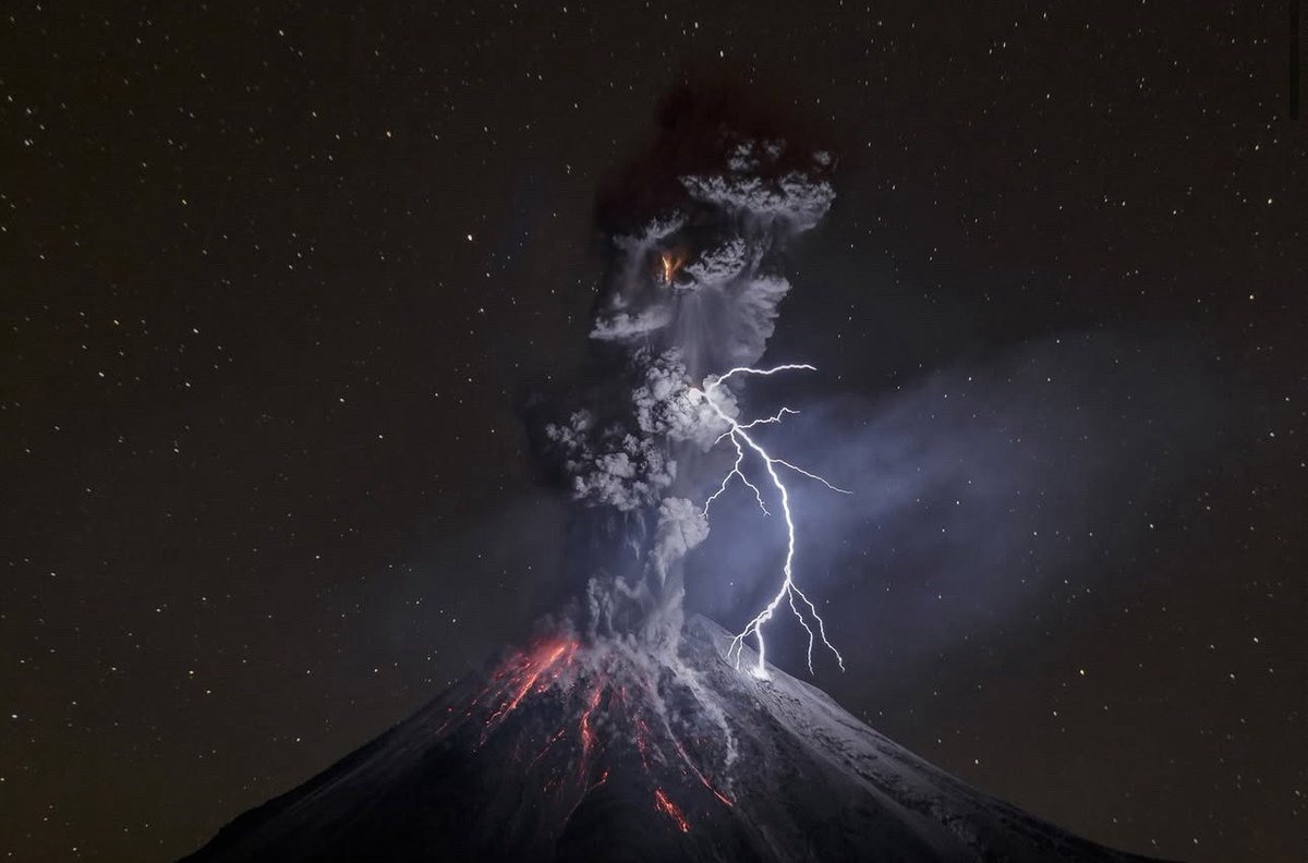 Esta imagen muestra el volcán de Colima haciendo erupción con lluvias de roca, mientras los relámpagos y los flujos de lava fluían 🌋