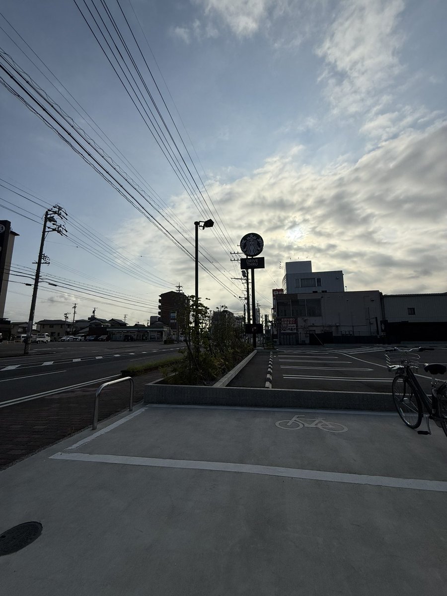 目覚ましより先、6時前に目覚める
↓
半身浴ゆっくりと
↓
今日はヘルメット被らない日しっかりジェルでセット
↓
下に降りてあれ？Zak君まだBFしてない
↓
車の方に行っても居ない
↓
あ！715じゃなくて815出じゃねぇ？？
↓
近くのスタバで仕事してよ
↓
スタバ730開店で店前待ち（今ここ）