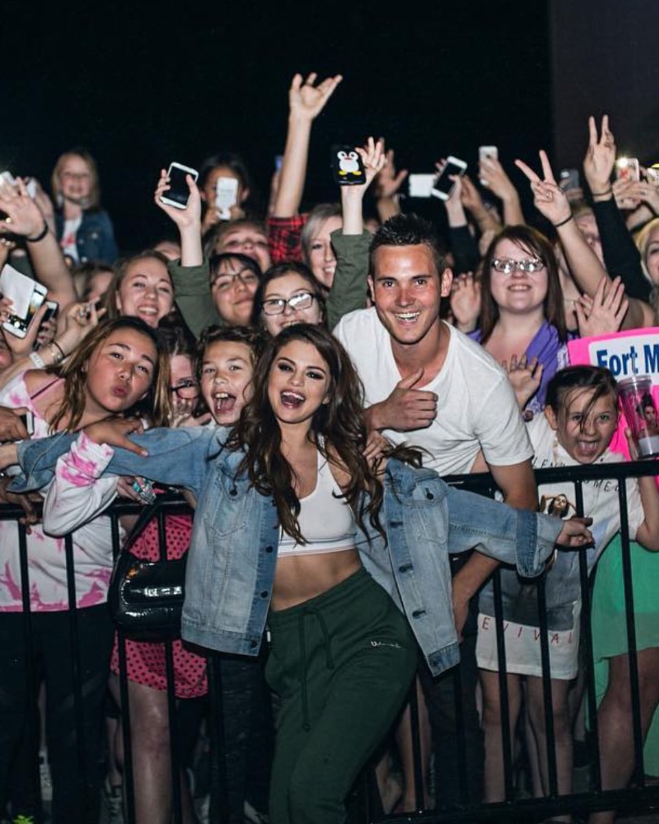 SelenaFanClub's tweet photo. #Selenators are a forever kind of family ♾️ What is your favorite memory as a Selena fan? #10YearsOfSFC https://t.co/JTG2x3kB78