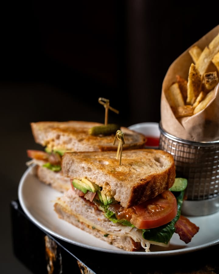 Gaff &amp; Spear Lobby Bar is serving up delicious bites every Friday &amp; Saturday night from 5PM–11PM! 🍴 Kick back with tasty food, catch all your favorite games, and enjoy some laughs with your go-to bartender. 🎉