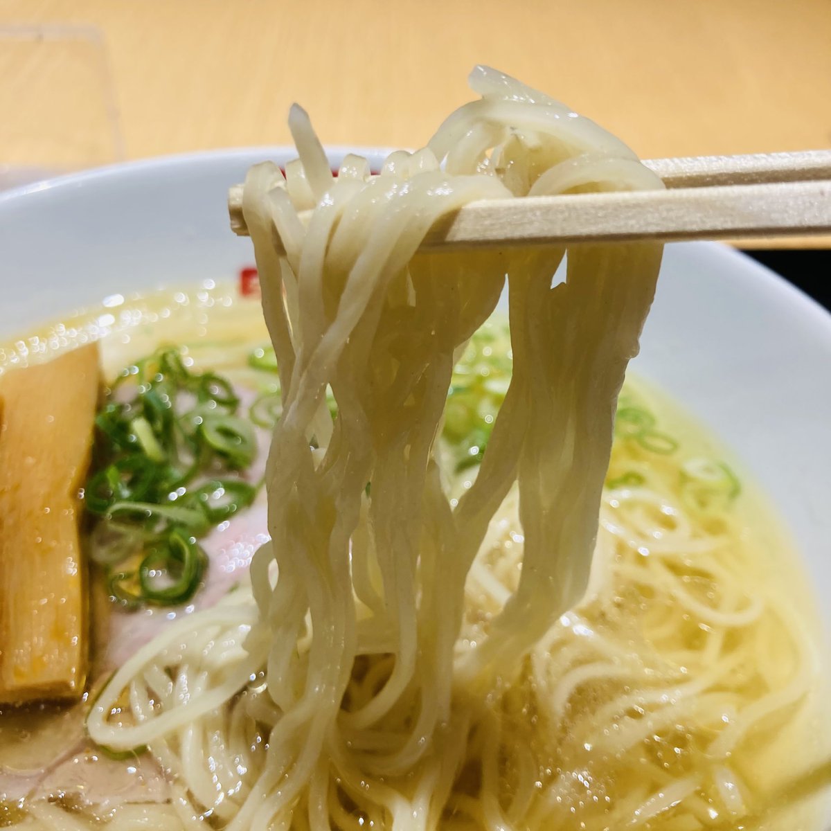 mookbys's tweet photo. ＃新宿地下ラーメン

期間限定。
鶏ぽさはひかえめ。

写真と現物遜色なし https://t.co/BjI6jD6jB7