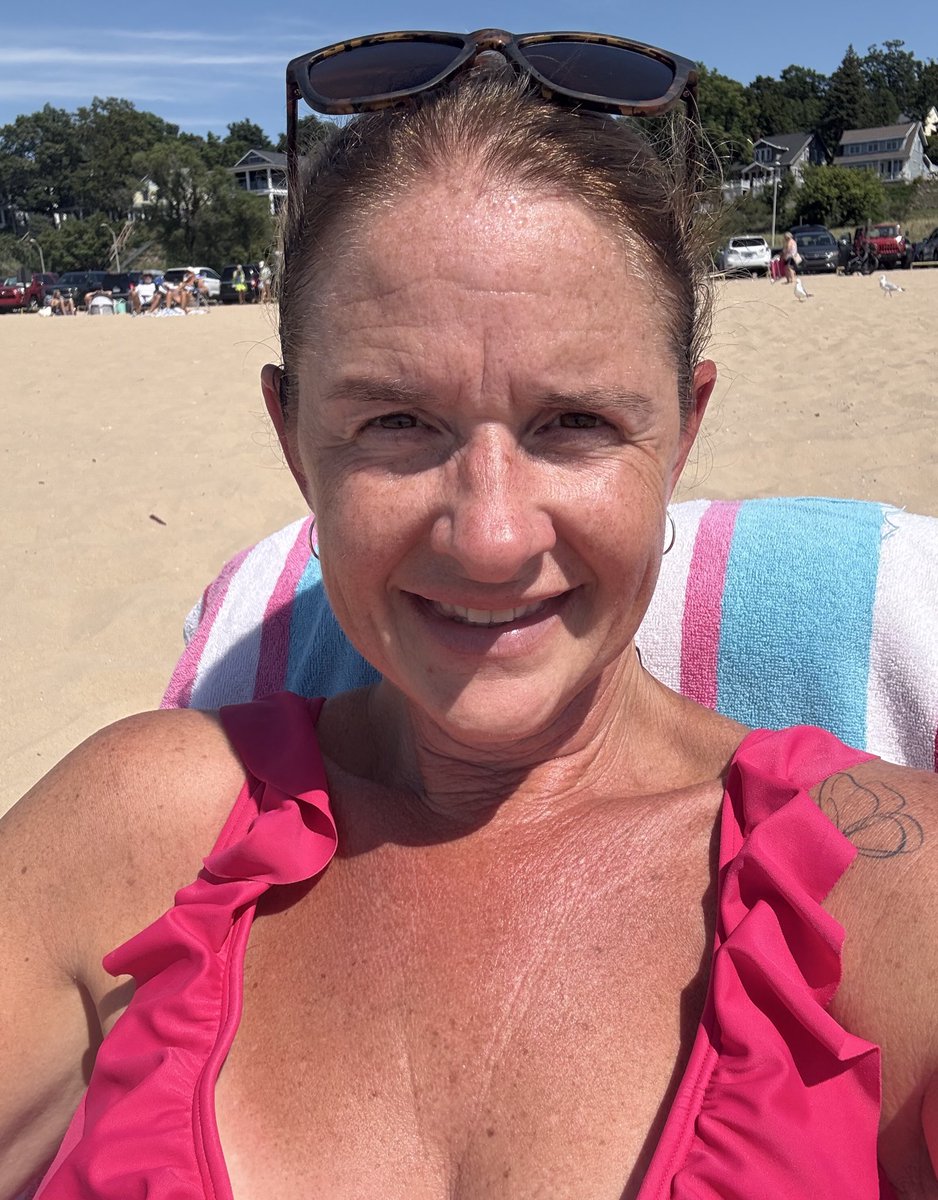 karrie_joy's tweet photo. Today was that day……bright blue sky, high sun, and no office walls. ☀️🌊
Crazy the number of “tents” at the beach, like do they know they’re blocking the beautiful sun rays? 😳😂
#beachfriday
#alwayswithme
#chooseyou
#choosehappy https://t.co/ECqeWpiVPZ
