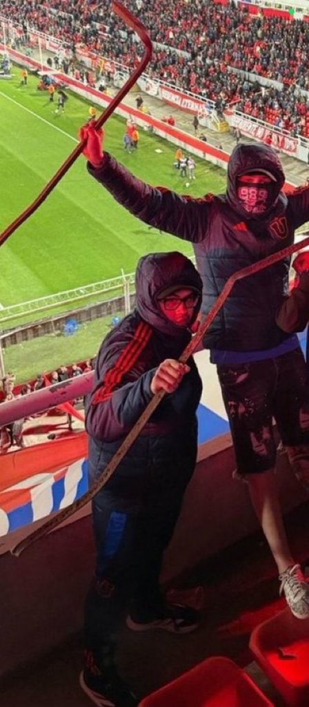 porqueTTarg's tweet photo. "Bobi"

Porque el hincha chileno que habló con los medios posaba con palos y metales en la previa del partido. https://t.co/X9X5KMIsVG