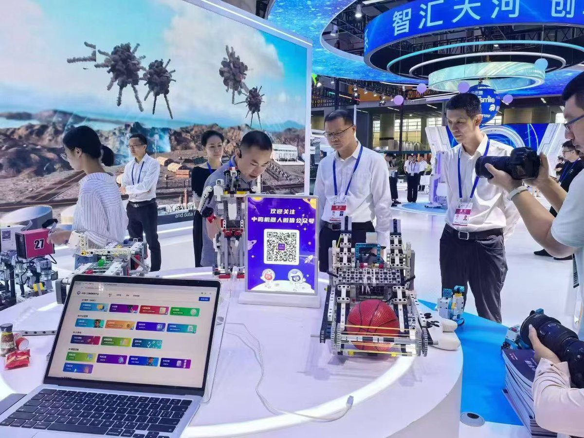 amychan301's tweet image. ZMROBO in 33rd Guangzhou fair!
#robotics #education #robotforkids #teenager #STEM #programming #building