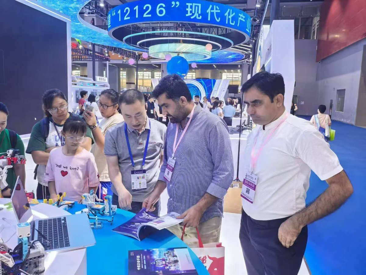 amychan301's tweet image. ZMROBO in 33rd Guangzhou fair!
#robotics #education #robotforkids #teenager #STEM #programming #building