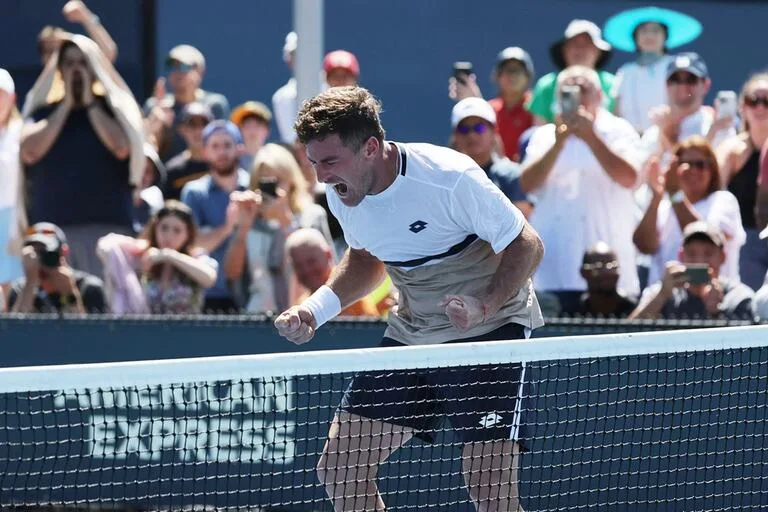 Hoy ganó un partido ÉPICO para lograr su lugar en el cuadro principal del #USOpen. Tiene 28 años pero aún es "nuevo" en el circuito y ha atravesado una crisis personal muy fuerte.
ABRO HILO con #ElPerfil de Federico Gómez 🇦🇷