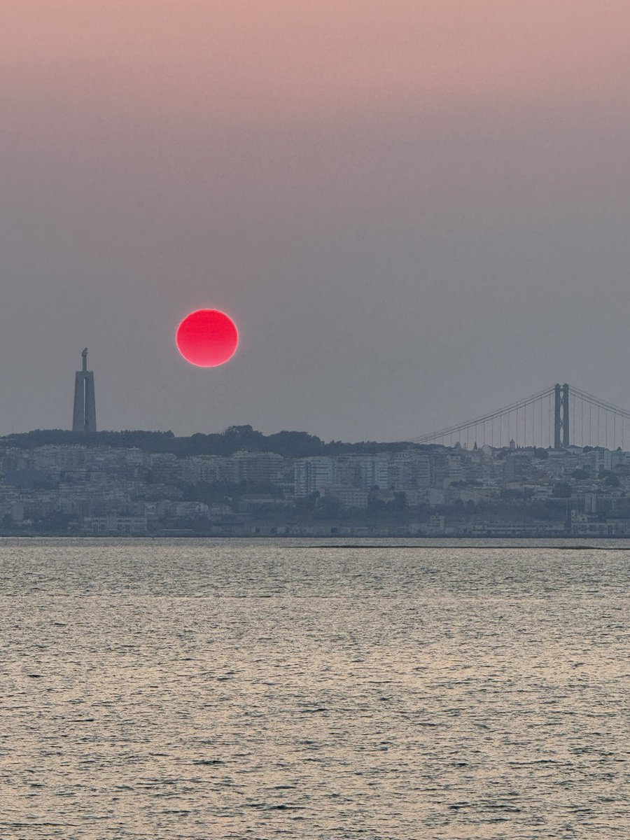 Hoje foi o pôr do sol mais lindo que já vi