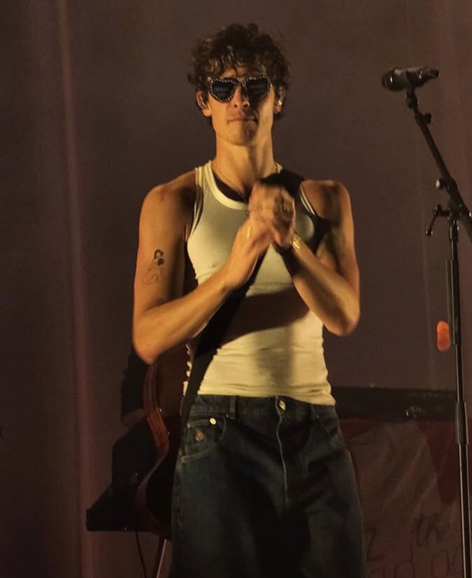 Shawn Mendes usando todos os presentes de fãs possíveis no show hoje em Zurich 😂❤️