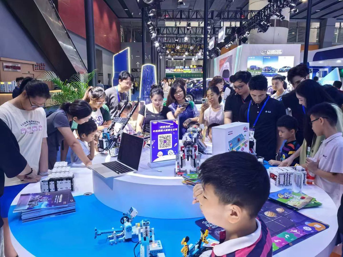 zmrobot's tweet image. ZMROBO in 33rd Guangzhou fair!
#robotics #education #robotforkids #teenager #STEM #programming #building