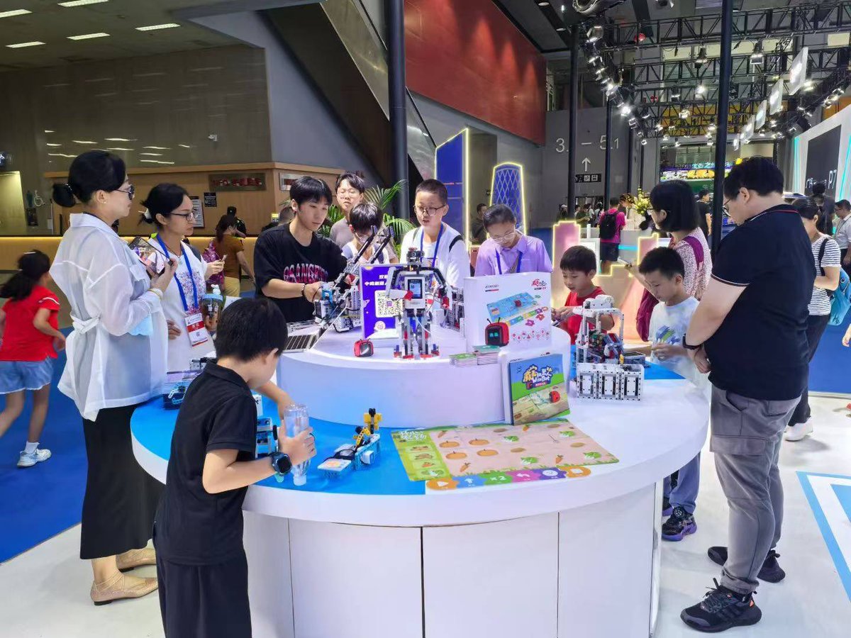 zmrobot's tweet image. ZMROBO in 33rd Guangzhou fair!
#robotics #education #robotforkids #teenager #STEM #programming #building