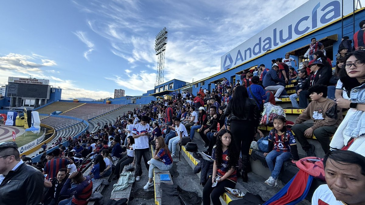 alejandrQ_GP's tweet photo. A falta de 2 horas, la hinchada esta copando la preferencia! https://t.co/4LeODUnu5Y