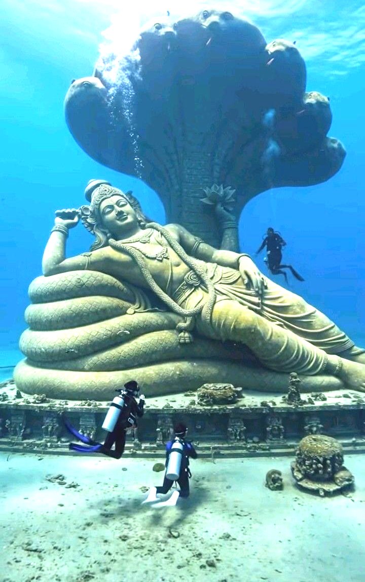 मैं द्वारिका गयी थी
तो बिना फोटो खींचे ही वापस आ गयी
अब सबको पता कैसे चलेगा कि द्वारिका गयी थी
लाइन गहरी है फिर से पढ़े.....!!