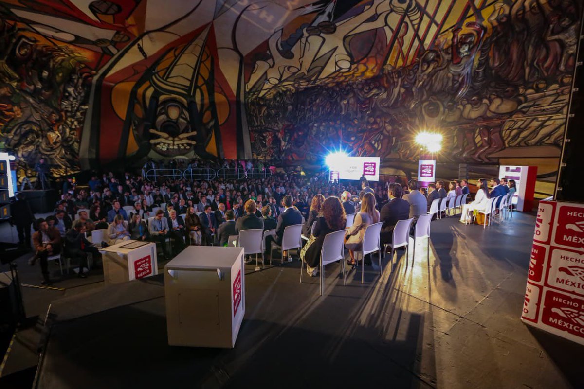 Felicidades a Paco Cervantes y al CCE por el lanzamiento de la campaña “Lo Hecho en México está mejor hecho”.

Gran iniciativa de 30 empresas de ir juntas a promover lo nuestro.

Reconocimiento a Armando Paredes, del <a href="/ConsejoCC/">Consejo Comunicación</a>, y a <a href="/RodrigoHerreraA/">Rodrigo Herrera A</a>, arquitecto de la campaña.