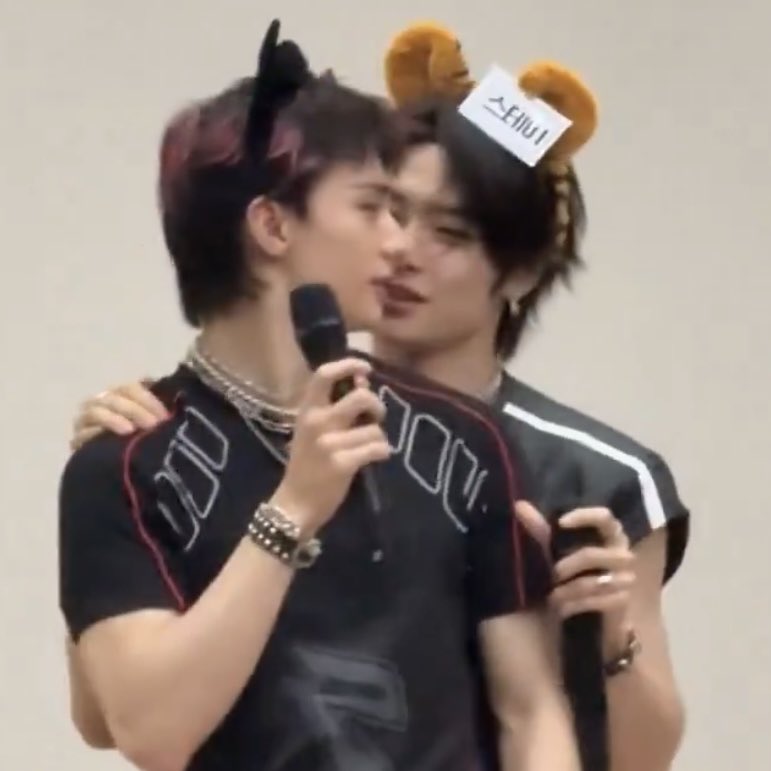 ccfoxiret's tweet photo. just kiss each other at this point https://t.co/1Oy0d0G7kc