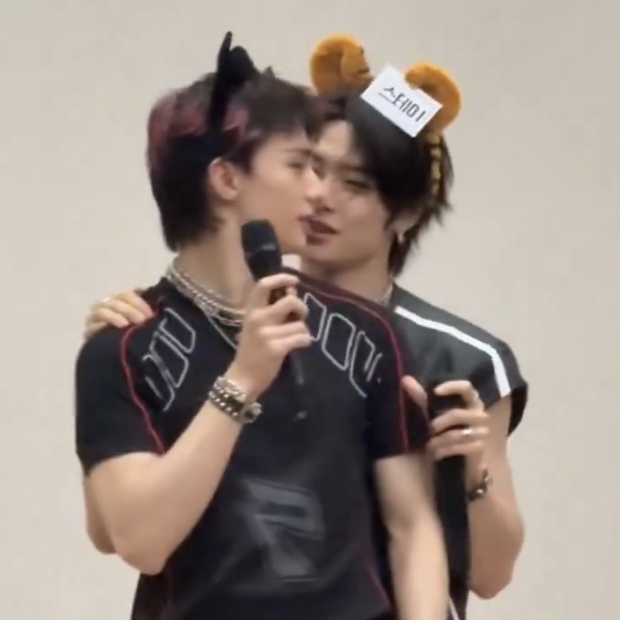 ccfoxiret's tweet photo. just kiss each other at this point https://t.co/1Oy0d0G7kc