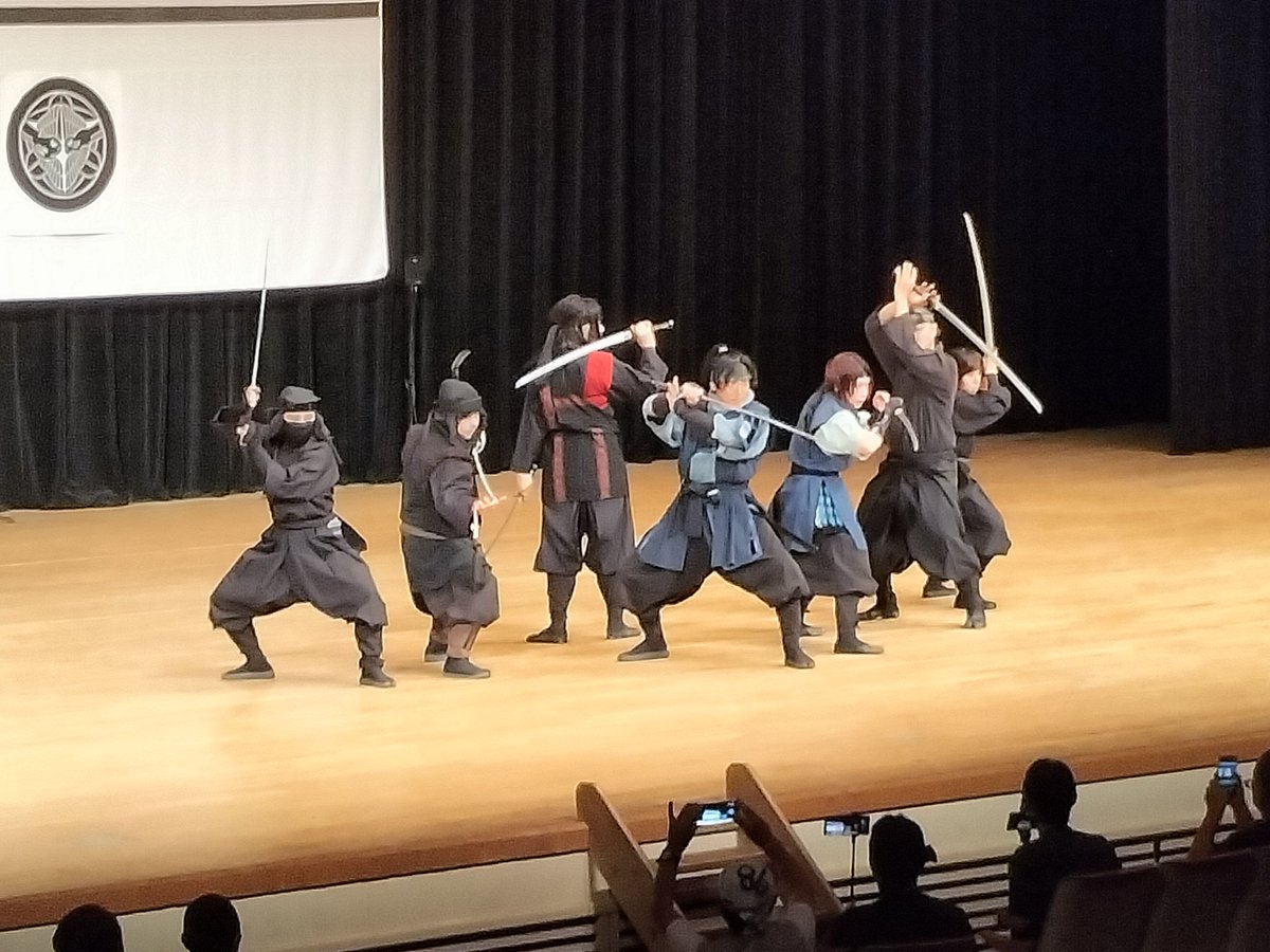 今日から謙信公祭！
越後軒猿衆さんによる殺陣のステージイベントを観てきました！

鎖鎌を使ったダイナミックなアクションに目が釘付けになりました！こんなにカッコよくてドキドキする殺陣が生で観れることに感動です…！