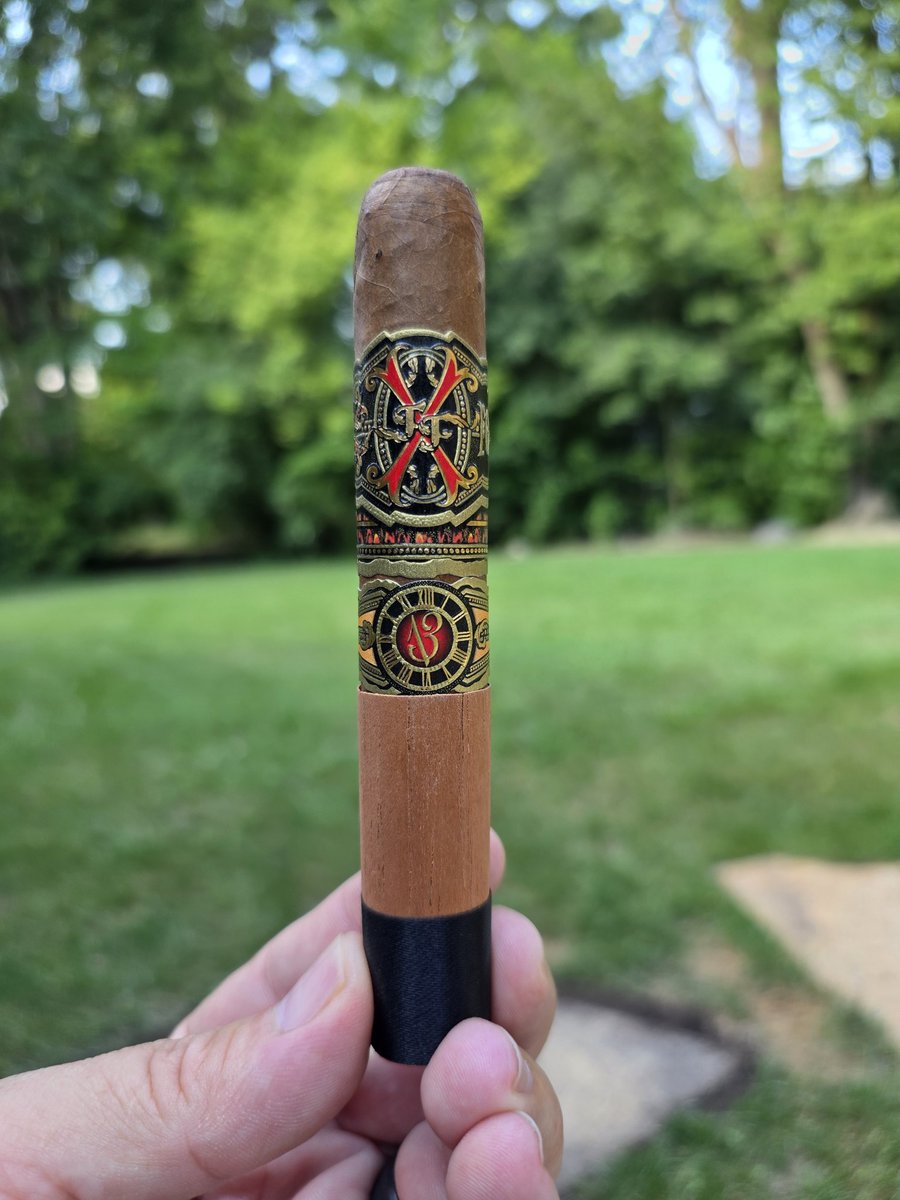 Starting the weekend with Forbidden X. Let's see what Carlito dreamed up! #CIGARS #cigarlife #cigar #fuentefriday