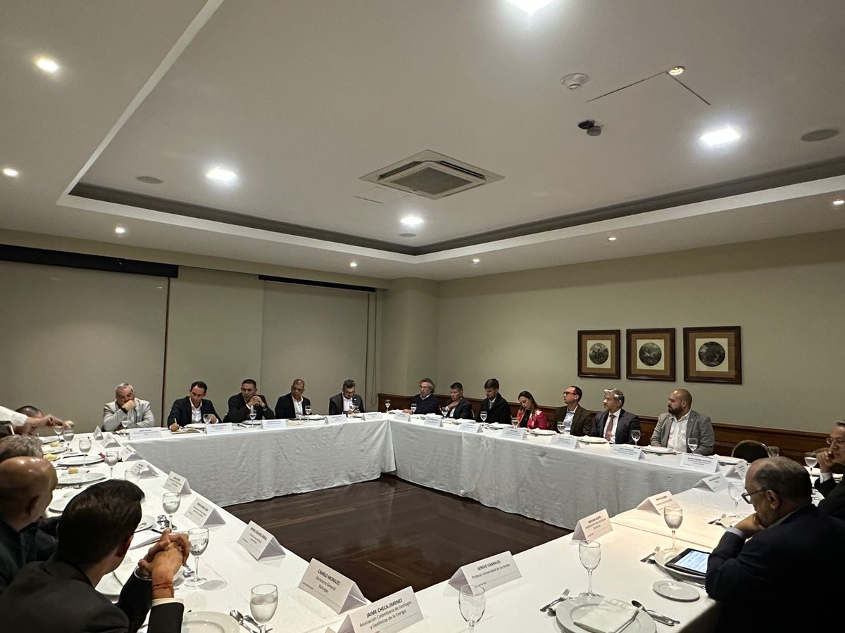 Prosantander (@pro_santander) on Twitter photo Santander impulsa conversación sobre sostenibilidad y soberanía energética🚀
El pasado 19 de agosto se llevó a cabo en Bogotá un importante espacio de diálogo liderado por el gobernador de Santander, <a href="/GralJuvenalDiaz/">General Juvenal Díaz</a>; el alcalde de Puerto Wilches, José Elías Muñoz; y el director Santander impulsa conversación sobre sostenibilidad y soberanía energética🚀
El pasado 19 de agosto se llevó a cabo en Bogotá un importante espacio de diálogo liderado por el gobernador de Santander, <a href="/GralJuvenalDiaz/">General Juvenal Díaz</a>; el alcalde de Puerto Wilches, José Elías Muñoz; y el director