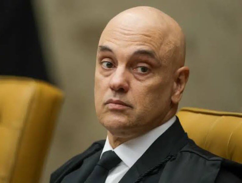 NewsLiberdade's tweet photo. 🚨URGENTE - Defesa de Bolsonaro entrega resposta a Moraes e nega suposto plano de fuga

“Parece claro que um rascunho de pedido de asilo ao presidente argentino, datado de fevereiro de 2024, não pode ser considerado um indício de fuga. Seria necessário avisar à Polícia Federal, especialmente ao setor de inteligência, que o processo criminal que originou as cautelares foi proposto um ano depois e, desde então, o ex-presidente compareceu a todos os seus atos, inclusive estando em sua residência quando determinado o uso de tornozeleira por Vossa Excelência (Moraes)”