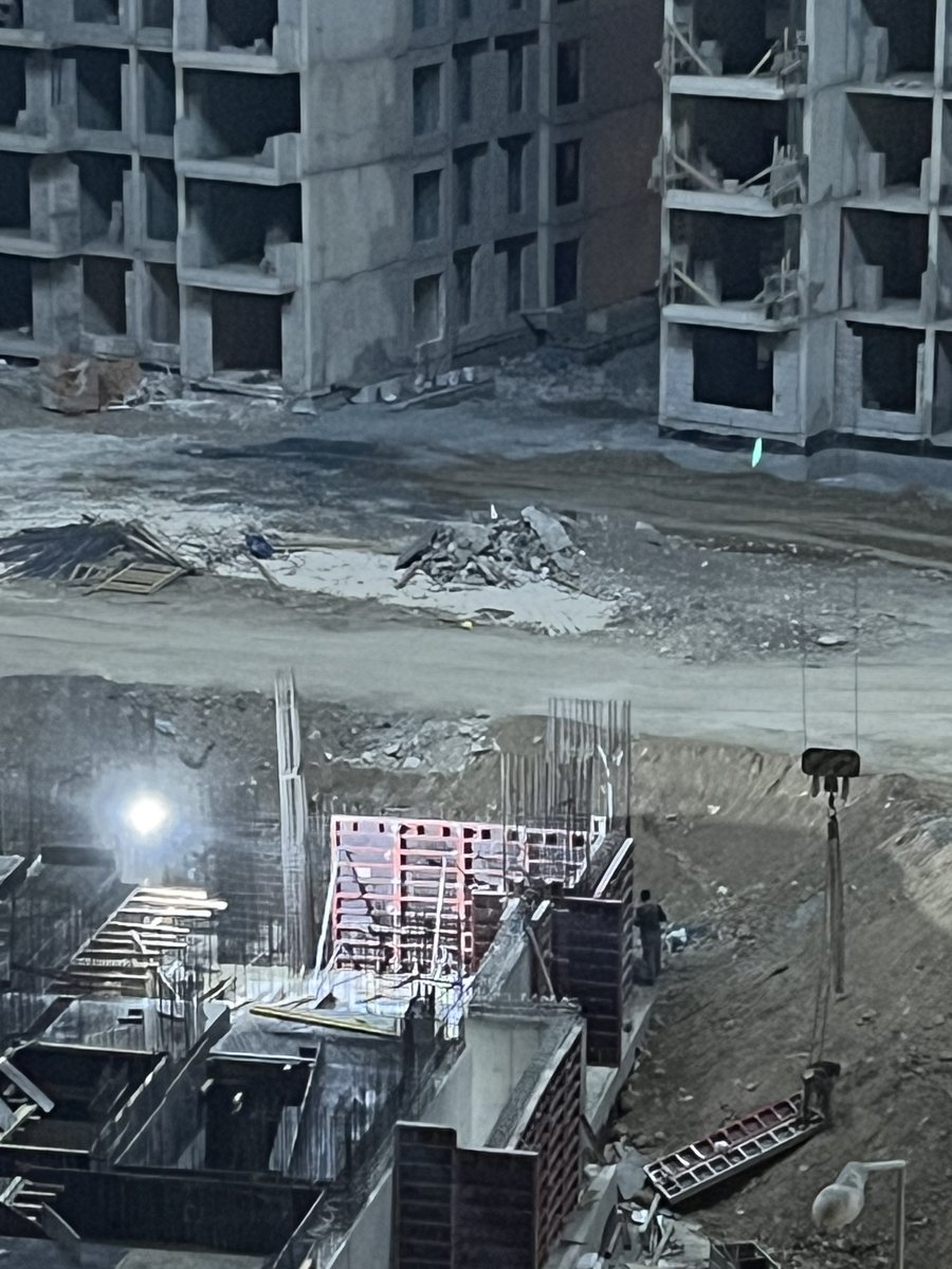 Gece saat 1.38 ama Hatay’da Emlak Konut inşaatında çalışma halen devam ediyor. Bir haftadır burdayım kaldığım yerden görüntü hergün böyle. Muazzam büyük bir çalışma var. Adeta yeni bir kent doğuyor. Allah devletimize çalışanlarımıza güç kuvvet versin. <a href="/murat_kurum/">Murat KURUM</a>