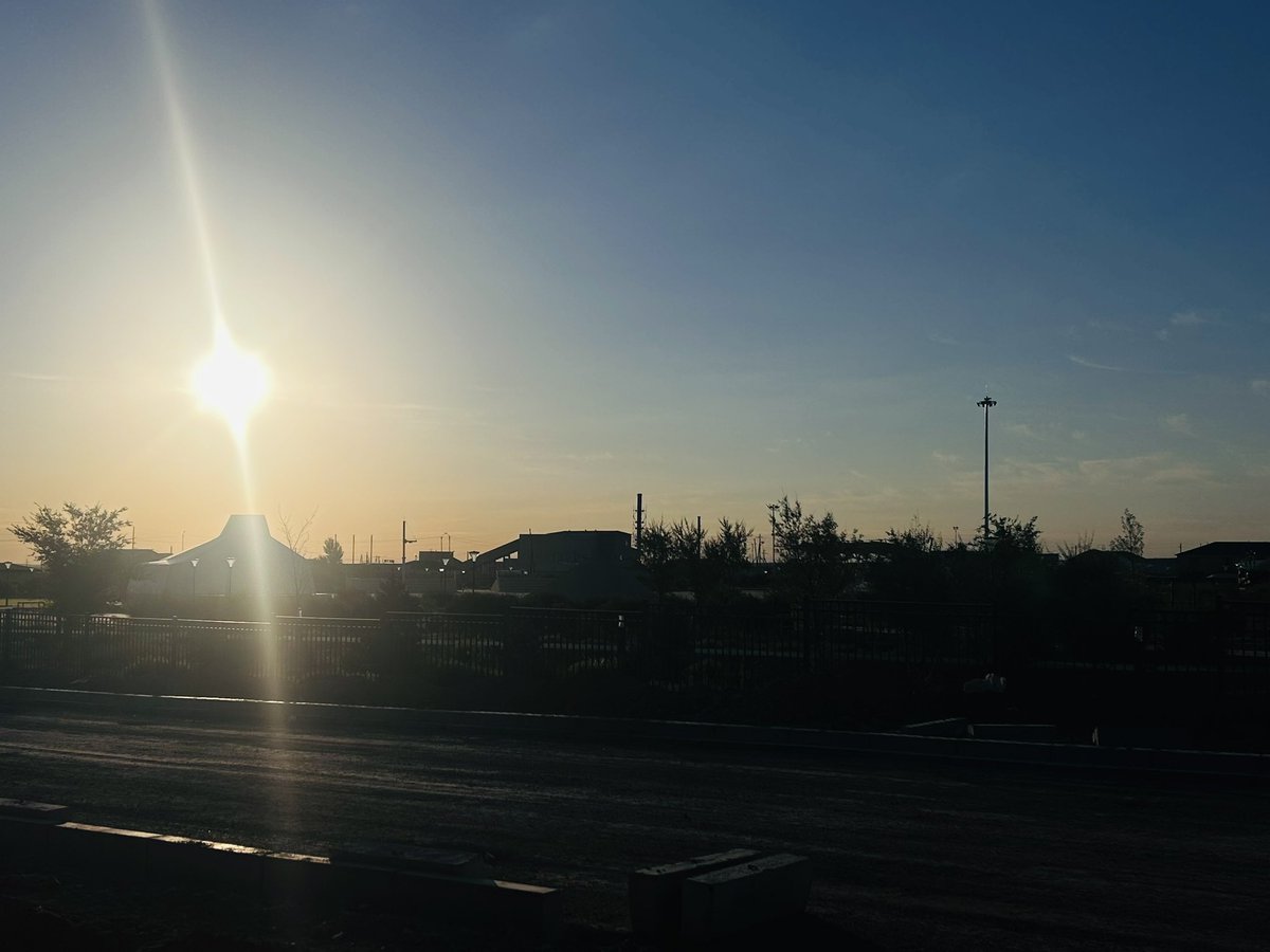 Ханбогдын өглөө
Нөгөө алдарт галба цэцэрлэгт хүрээлэн
Өглөө эрт хүмүүс нь алхаад байж байна
Лаг юмөө