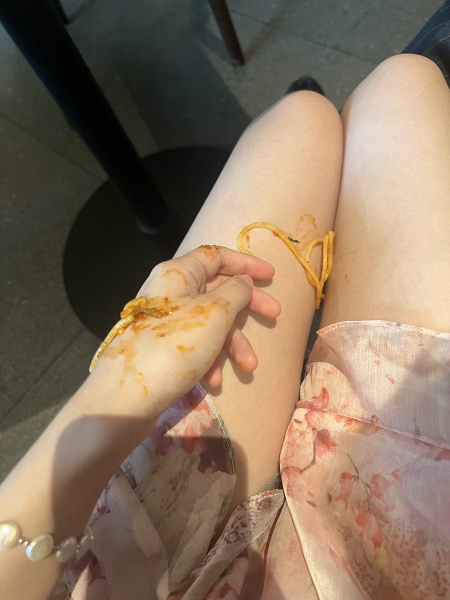 Landsxseph's tweet photo. Don’t use your phone while eating, learn the lesson.😭 https://t.co/iacn3v0OyM