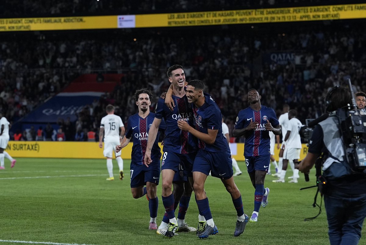 FabianRP52's tweet photo. Heureux de cette soirée au Parc, merci à tous pour le soutien 🔴🔵

#IciCestParis #FR8 https://t.co/pi2BhF0i6P