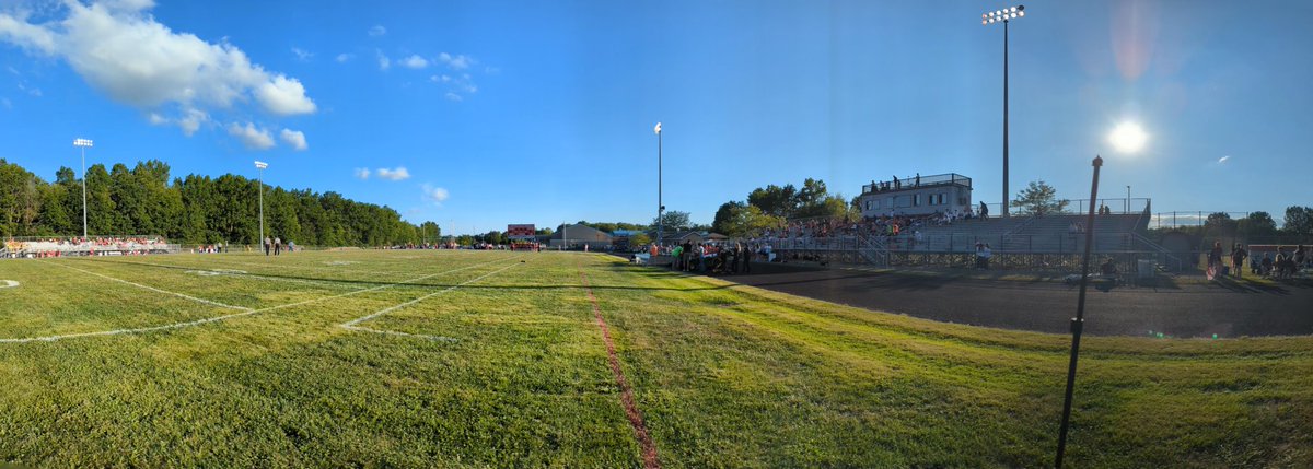 Jakedowling4's tweet photo. #WhereisJake?
Back in his home state in Year 12 of high school football!!
Week 1 of the Ohio football season brings me to @bethelTsports where the Tigers host fellow SBAAC member from the American Division @NRHSFootball_.
It's a beautiful night for football and glad to be back https://t.co/95NW1KV7HJ
